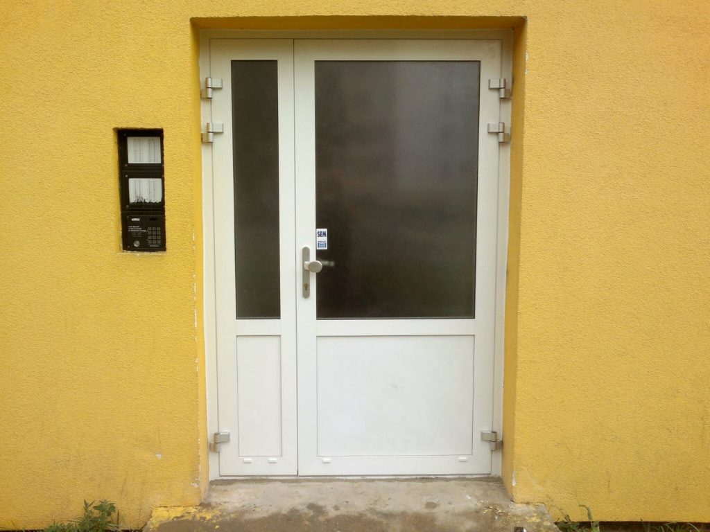 montáž nových dveří 