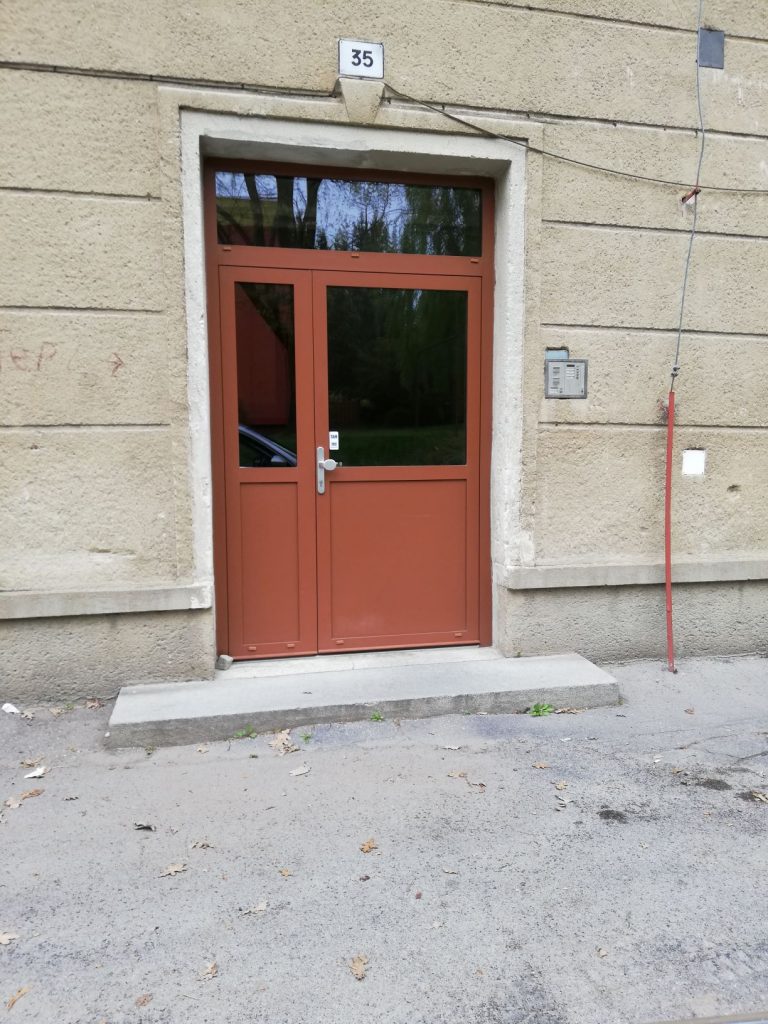 Bytový dům Jihlava, hliníkové dveře